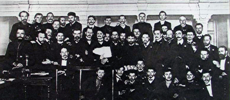 Sóviet de delegados obreros de San Petersburgo. En el centro está León Trotski