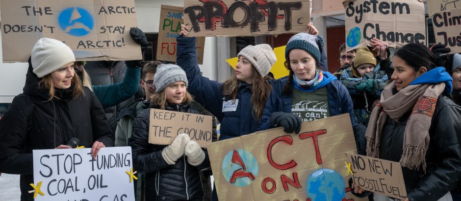 Activistas climáticos con Greta Thunberg a la cabeza en Suiza