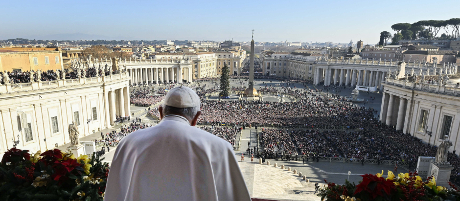 Pope Francis delivers his Christmas Urbi et Orbi blessing message (to the city and to the world) from the central balcony of St Peter s Basilica at the Vatican on December 25, 2022.