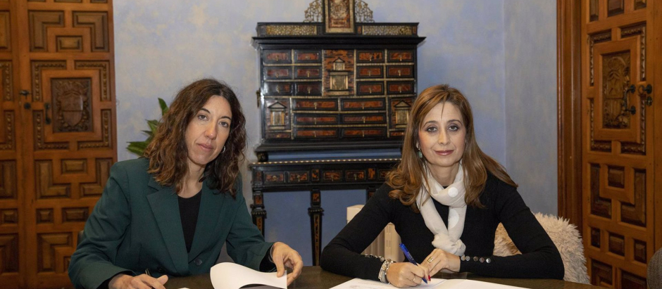 La vicepresidenta del ICHL y delegada de Hacienda y Gobierno Interior de la institución provincial, Felisa Cañete (dcha.), en la firma con Cajasur