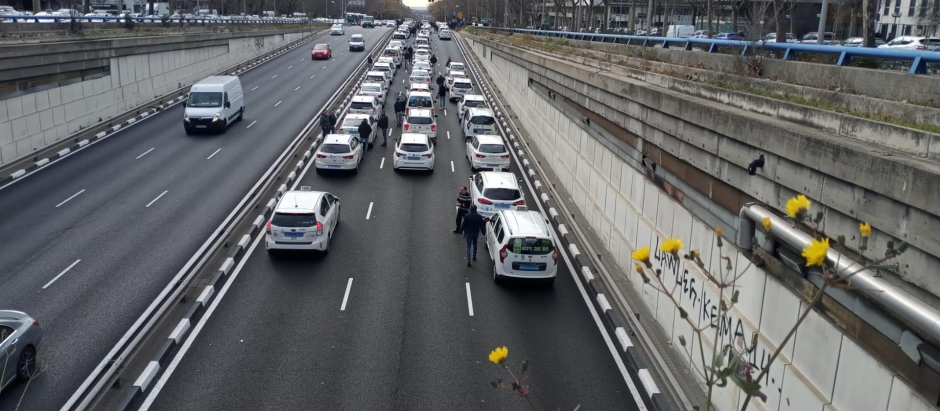 3.000 taxis marchan en Madrid contra el reglamento de Ayuso