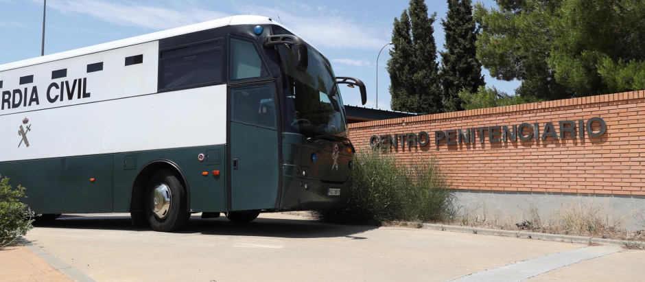 Un autobús con presos llega a la prisión de Zuera, en Zaragoza