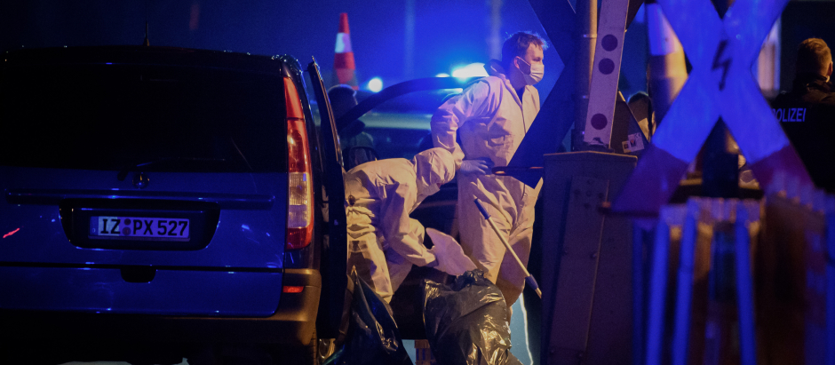 Personal forense de la policía alemana en la estación de Brokstedt donde tuvo lugar el ataque