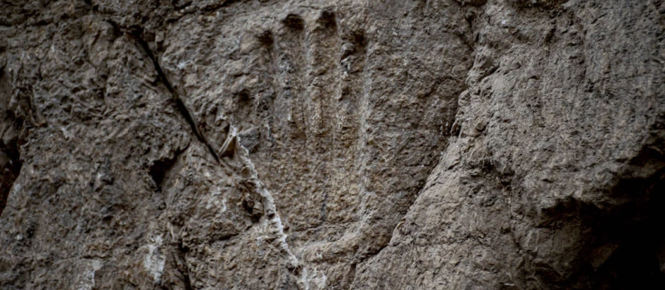 Una huella de mano tallada descubierta en un antiguo muro de foso alrededor de la Ciudad Vieja de Jerusalén