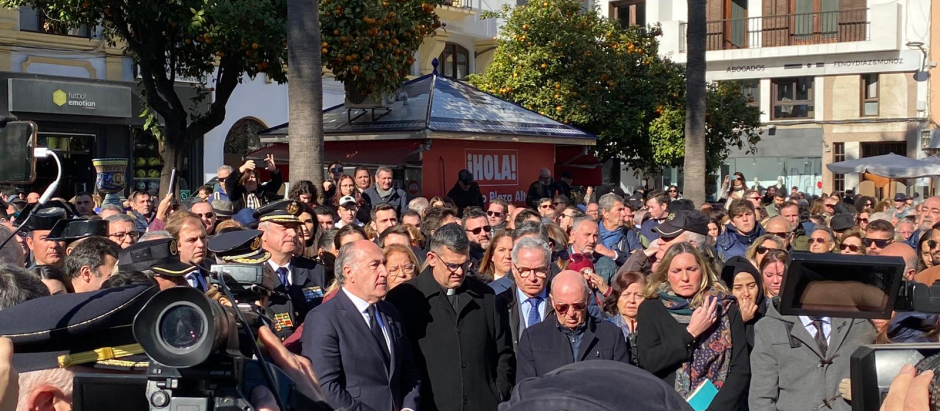 Vecinos de Algeciras se concentran en la Plaza Alta para mostrar su repulsa al asesinato del sacristán Diego Valencia asesinado este miércoles