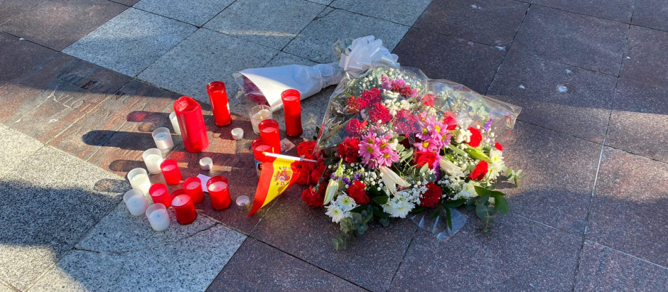 Flores y velas en la Plaza Alta de Algeciras donde se perpetró el ataque