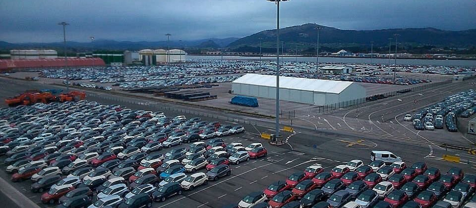 Las campas de las fábricas españolas vuelven a llenarse de coches producidos