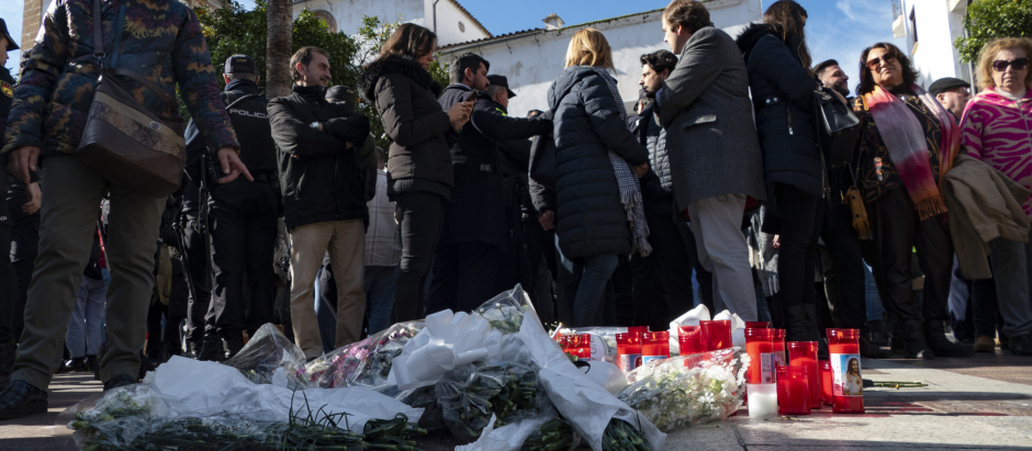 Vecinos de Algeciras depositan flores en el lugar del crimen