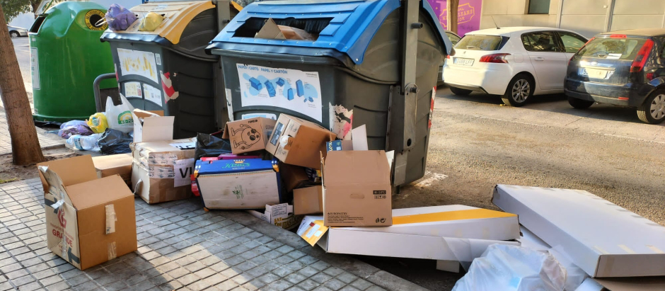 Los contenedores a rebosar es una estampa habitual en las calles de Valencia.