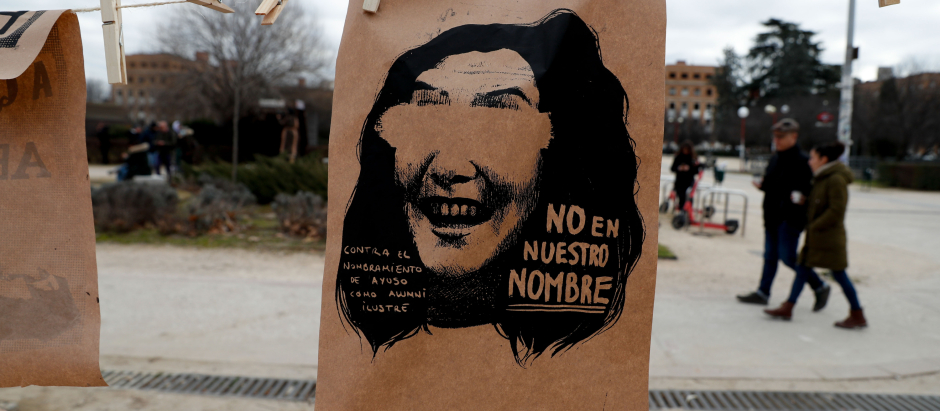 Protestas ante la facultad de Ciencias de la Información de Universidad Complutense (UCM) contra Isabel Díaz Ayuso