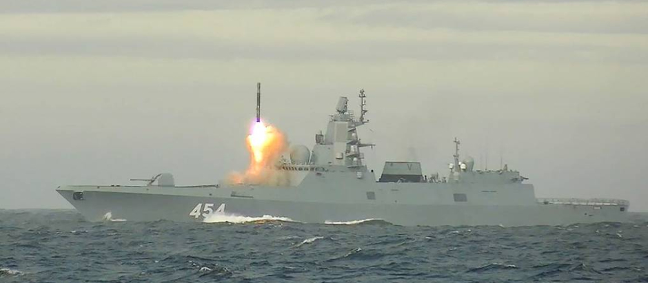 Fragata Almirante Gorshkov lanzando un misil hipersónico Tsirkon