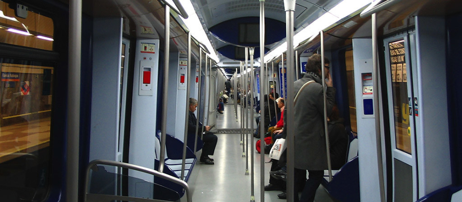 Ciudadanos sin mascarilla en el Metro de Madrid