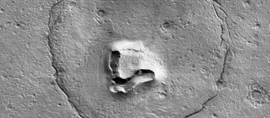 La cara de un oso captado por la cámara HiRISE en Marte