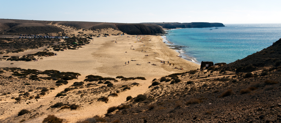 La playa del Papagayo es una de las más visitadas en la isla de Lanzarote