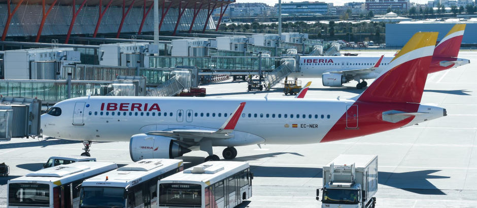 Un avión de Iberia apeado en la pista
