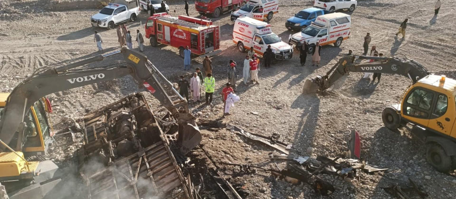 Lugar del accidente de un autobús en Pakistán