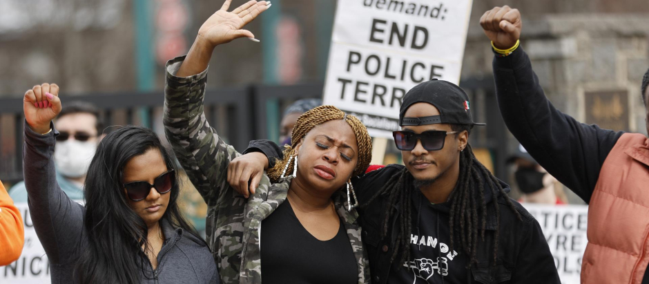 Cientos de personas salen a protestar por la brutal paliza que varios agentes de Policía dieron al joven Tyron Nichols en Memphis