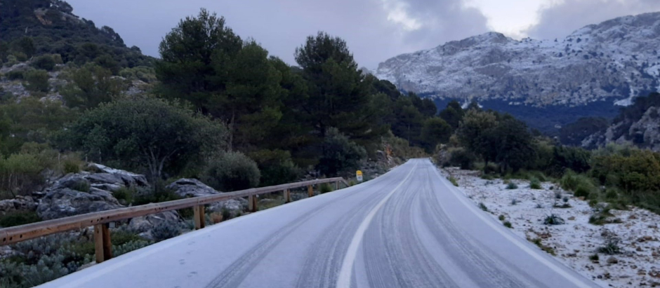Acumulación de nieve en la carretera de la Sierra de Tramontana