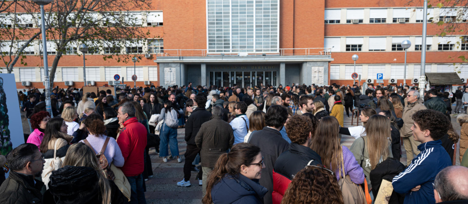 Cientos de personas congregadas tras los exámenes del MIR