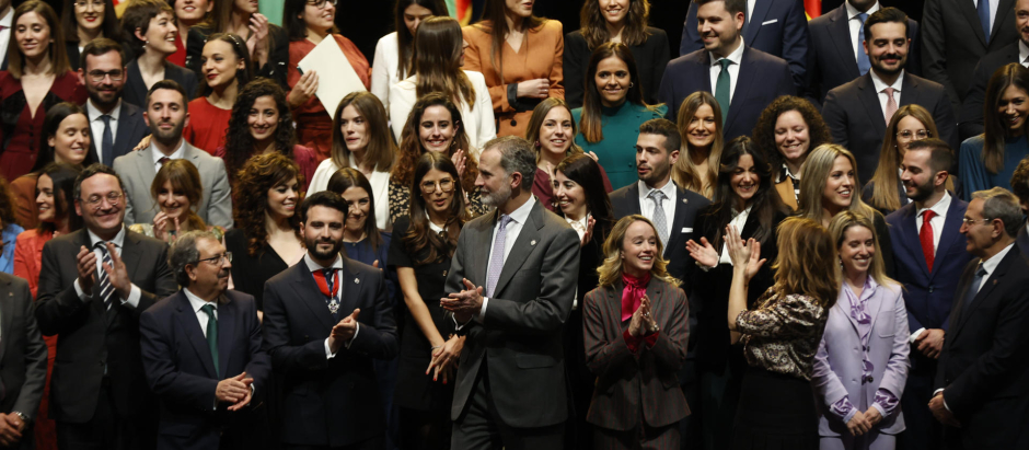 El Rey Felipe VI (c) durante la foto de familia del acto de entrega de despachos a los 171 nuevos jueces de la 71ª promoción de la Escuela Judicial de Barcelona que se celebra en el Auditorio del Fórum