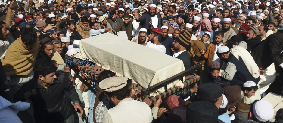 Funeral por el hundimiento de un barco en Pakistán