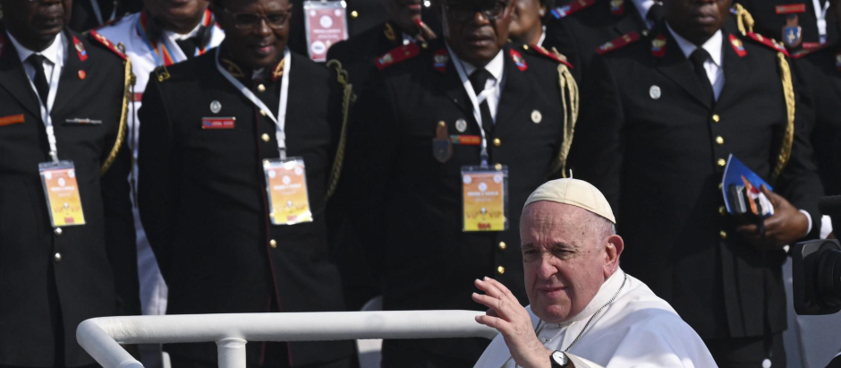 El Papa Francisco saluda a los fieles a su llegada a la ciudad de Kinshasa durante el Viaje Apostólico del Congo