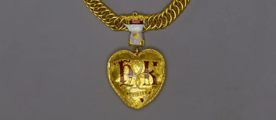 Imagen del colgante de oro encontrado con un detector de metales