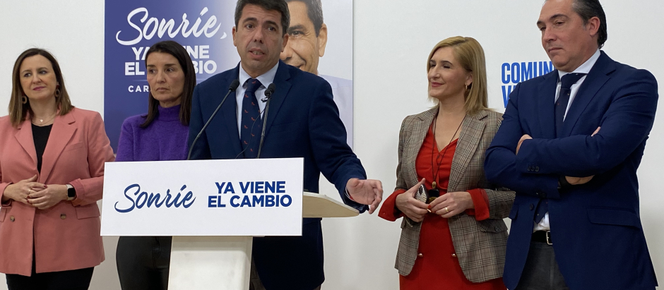 El presidente del Partido Popular de la Comunidad Valenciana, Carlos Mazón, junto a su equipo económico.