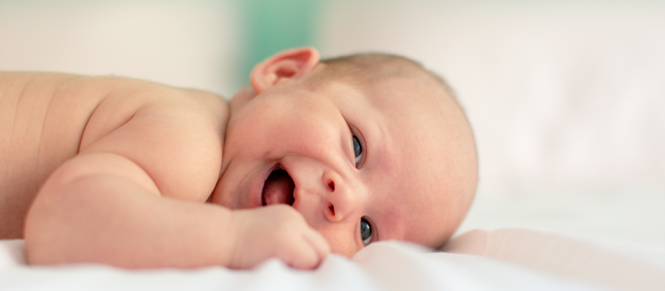Un bebé riendo
