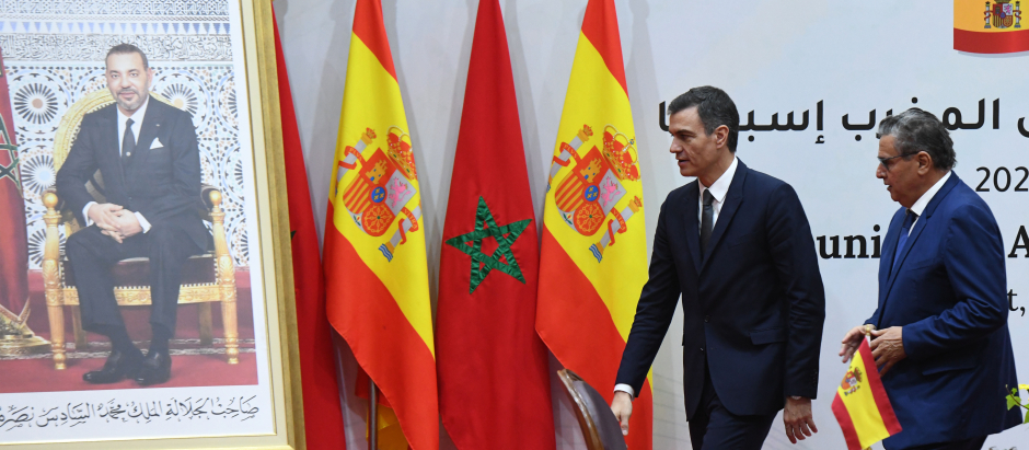 Pedro Sánchez, junto al primer ministro marroquí Aziz Akhannouch, ante un cuadro de Mohamed VI