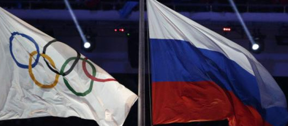 La bandera de los Juegos Olímpicos junto a la bandera de Rusia