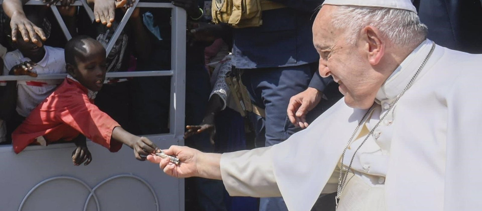 El Papa recibe una limosna por parte de un niño en Sudán del Sur