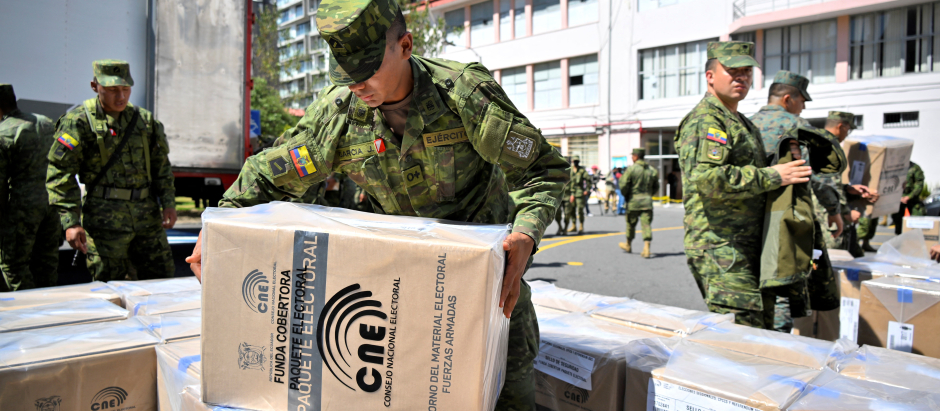 Militares transportan el material electoral en vísperas de las elecciones locales en Quito
