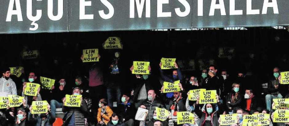 Protesta de la afición del Valencia en el estadio de Mestalla, exigiendo su dimisión.