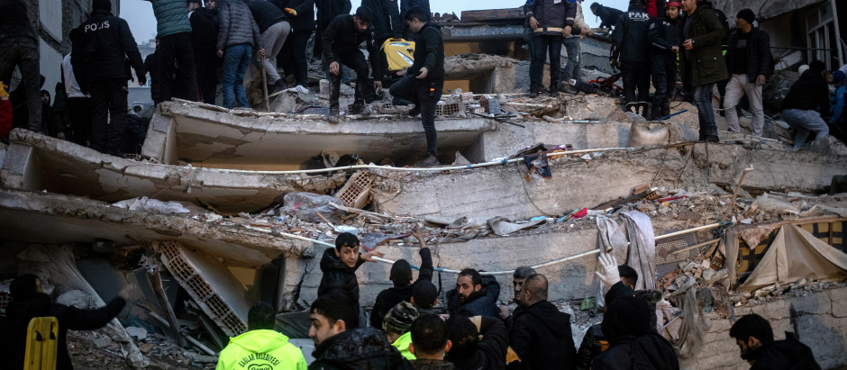 Un devastador terremoto deja más de cien muertos en Turquía y Siria