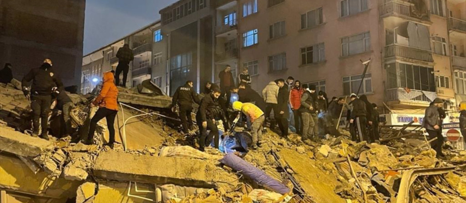 Un grupo de personas busca a posibles víctimas en Turquía tras un terremoto de magnitud 7,4 en la escala abierta de Richter cerca de la frontera con Siria