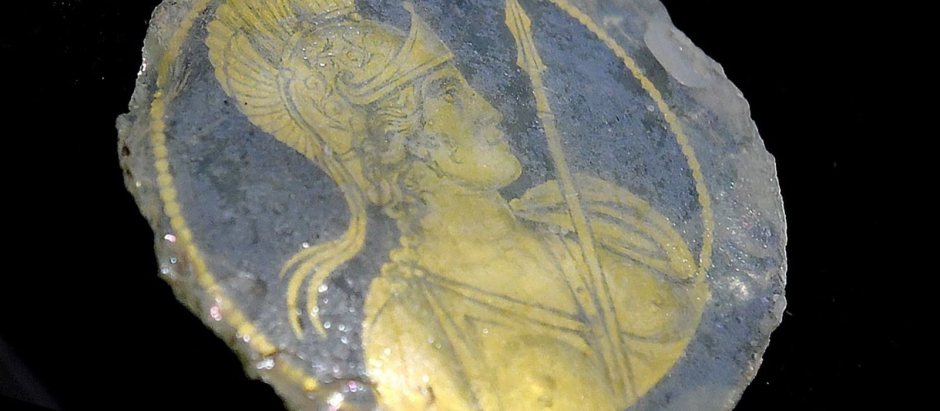 Un vidrio dorado con la imagen de la diosa que da nombre a la capital italiana