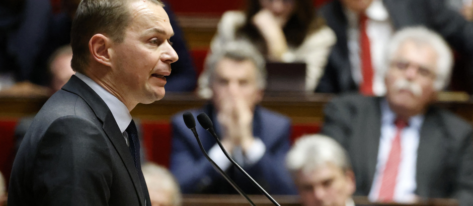 El ministro de Trabajo francés, Olivier Dussopt, habla durante el debate sobre el proyecto de ley sobre la reforma del sistema de pensiones en la Asamblea Nacional en París