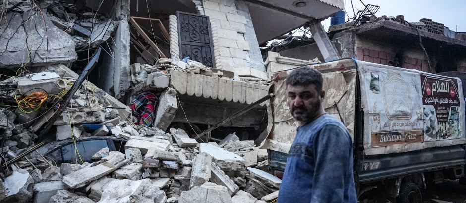 Un hombre junto a las ruinas de su casa en Jandairis, Siria