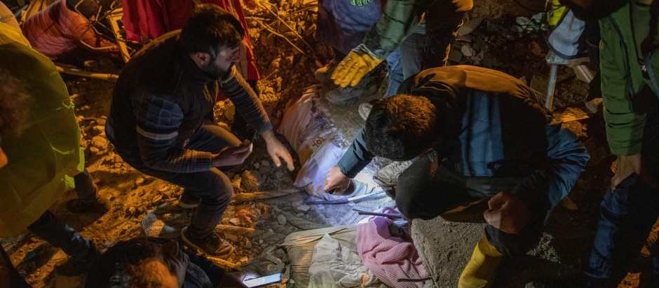 Trabajos de búsqueda y rescate en Adana tras los terremotos registrados en el sur de Turquía, cerca de la frontera con Siria