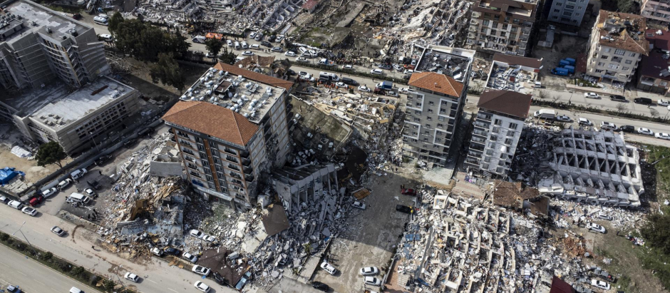 Visión aérea de edificios derribados en Turquía