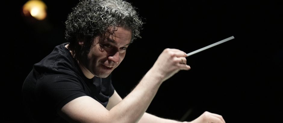 El director de orquesta venezolano Gustavo Dudamel mientras dirige La flauta mágica de W.A Mozart, en el Gran Teatre del Liceu de Barcelona (España)