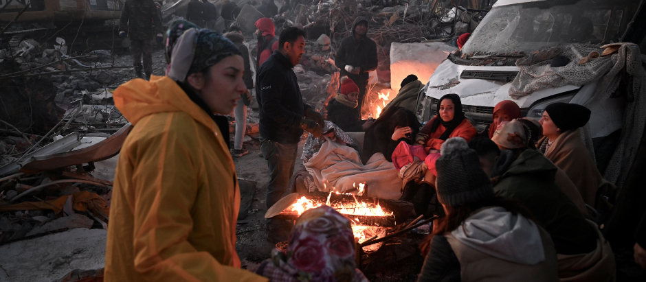 Varios supervivientes del terremoto se calientan con fuego en las calle de Kahramanmaras, en Turquía