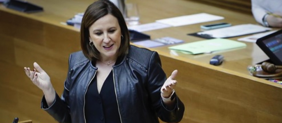 María José Catalá, se dirige a Ximo Puig en el parlamento autonómico.