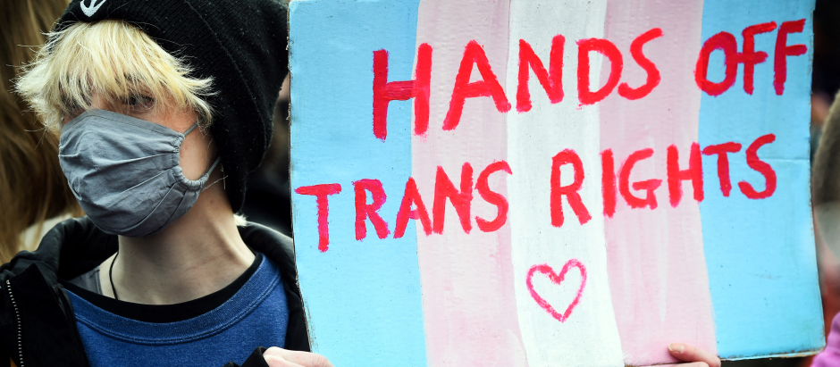 Activistas trans se manifiestan en Escocia para pedir que siga adelante la ley que ha sido vetada desde Londres