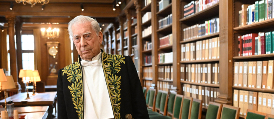 Mario Vargas Llosa en la Academia Francesa, minutos antes de pronunciar su discurso