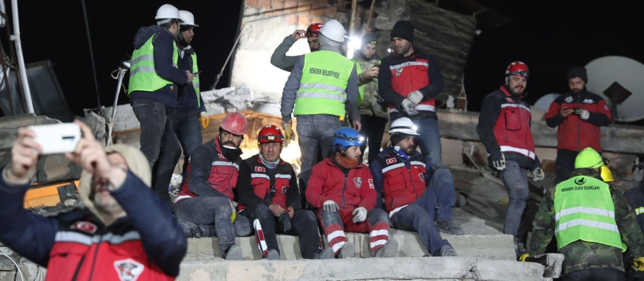 Los servicios de emergencia turcos tras rescatar a un padre y a su hija