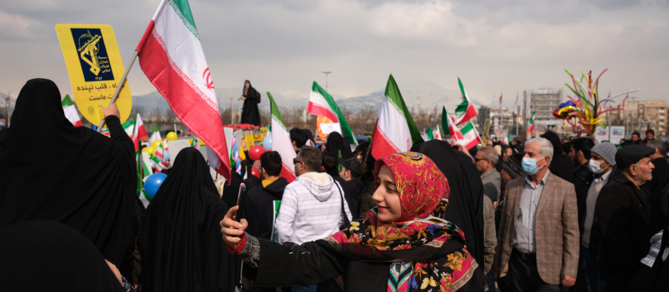 Una joven se hace un "selfie" durante la conmemoración del 44º aniversario del triunfo de la Revolución Islámica en Teherán.