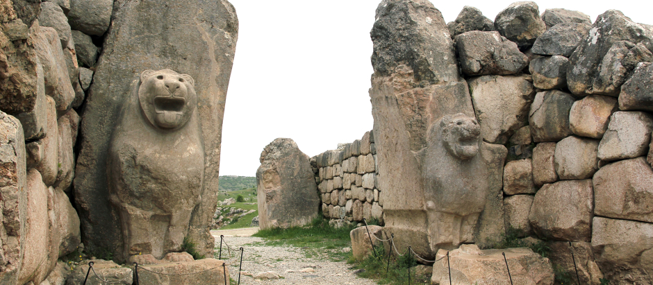 Leones de piedra tallada flanquean una puerta de la antigua capital hitita de Hattusa, en el centro de Turquía