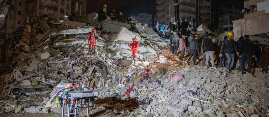 Un edificio derrumbado en Adana a causa de los terremotos en el sur de Turquía